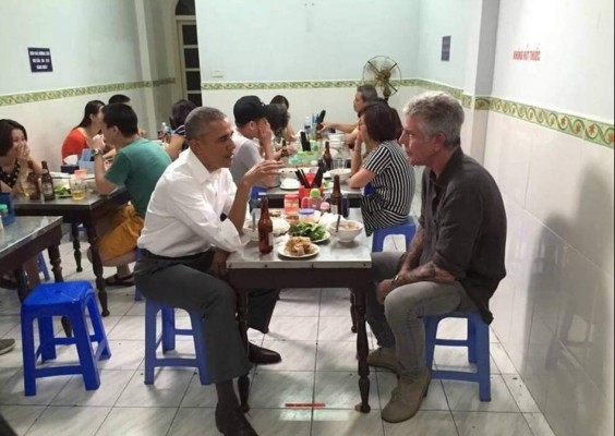 Obama cena por seis dólares con Anthony Bourdain en restaurante en Vietnam