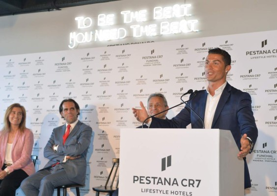 El primer hotel 'CR7' abre en Madeira, que rebautiza su aeropuerto 'Cristiano Ronaldo'
