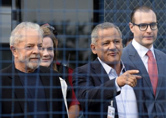 FOTOS: Ovacionado por sus partidarios salió Lula da Silva de la cárcel