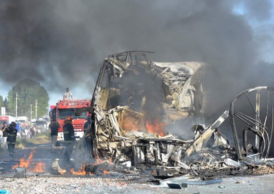 Choque de autobús y camión deja 19 muertos en Argentina