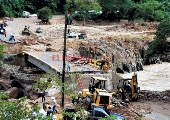 Las fuertes corrientes de los ríos dañaron los puentes, por lo que se empieza la rehabilitación de las estructuras.
