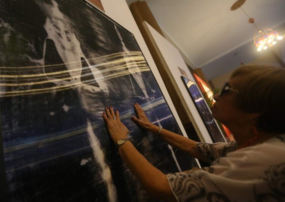 Frente a Sábana Santa, devotos oran por la paz