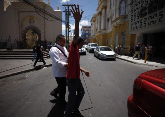 A la mano de Dios circulan personas con discapacidad en la capital de Honduras