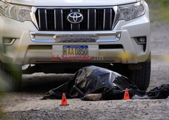 Mujer acusada del asesinato de su esposo se quebró en llanto en la escena del crimen (Fotos)