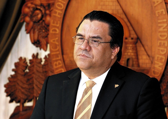 Corrales incumplió depuración en servicio exterior