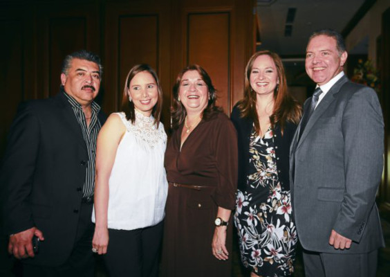 Brindan por el éxito de la revista Eva