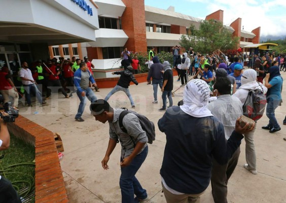 Las diez fotos más impactantes de la batalla entre universitarios y seguridad privada en la UNAH