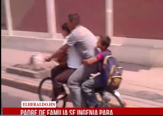 Padre de familia se ingenia para transportarse en bicicleta