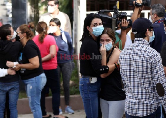 Mujer acusada del asesinato de su esposo se quebró en llanto en la escena del crimen (Fotos)