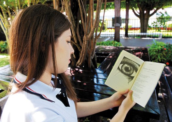 Marcela Beatriz Urquía, entre pinceles y pinturas