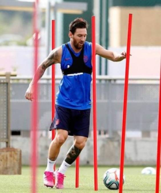 FOTOS: Leo Messi llega con nuevo corte de pelo al entreno del Barcelona