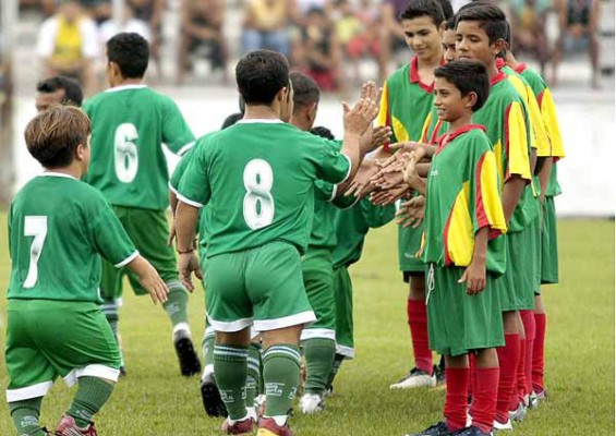 VIDEO: El equipo de enanos que causa furor en Brasil