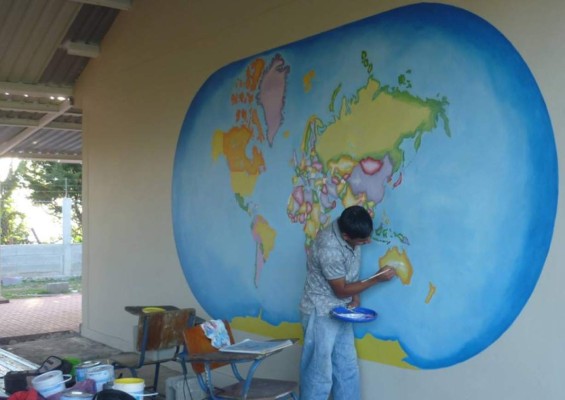 Maestros creativos del pincel que llenan de color a La Paz