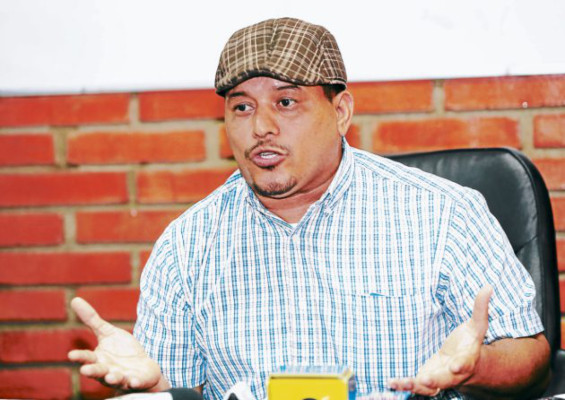 Edwin Oliva denuncia represión de Educación