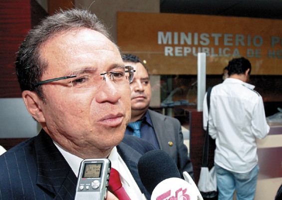 Flores Lanza repartía dinero en cajas de confites