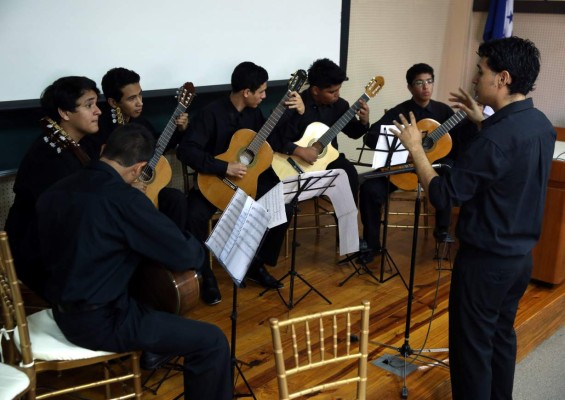 Reconocen labor de Álvaro Ortega