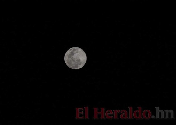 FOTOS: Así luce esta noche la Superluna rosa sobre Honduras
