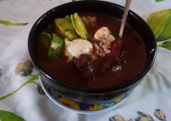 Aprenda cómo preparar una rica sopa de frijoles con costilla de cerdo