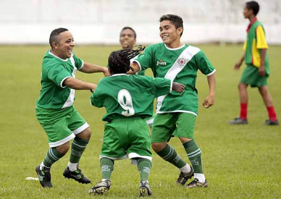 VIDEO: El equipo de enanos que causa furor en Brasil
