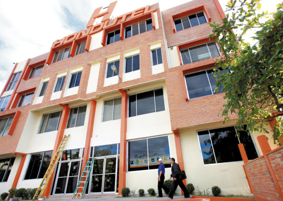 Cientos de despidos en la ENEE y Hondutel