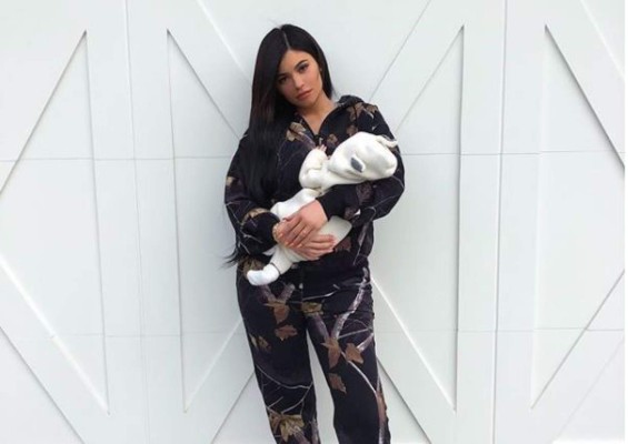 Kylie Jenner muestra por primera vez la cara de su hija Stormi Webster