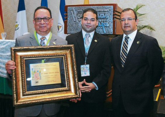 Reconocen trayectoria de Gaspar Vallecillo Molina