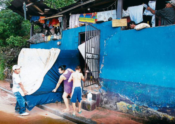 Al menos 65 casas inundadas por lluvias en la capital de Honduras