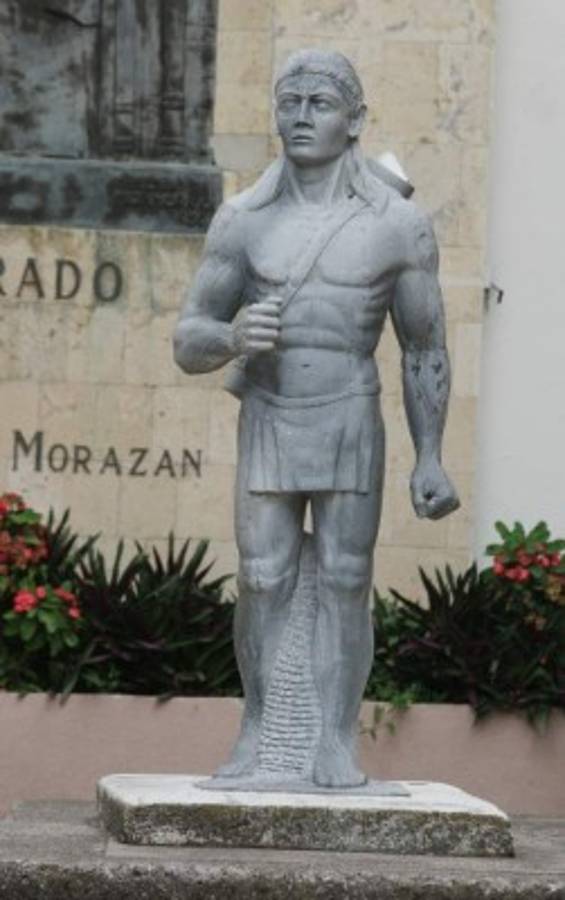 En la capital se le rinde homenaje al guerrero y bravío cacique Lempira