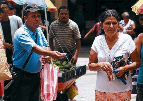 Demanda de medicamentos se suple en puestos, calles y buses