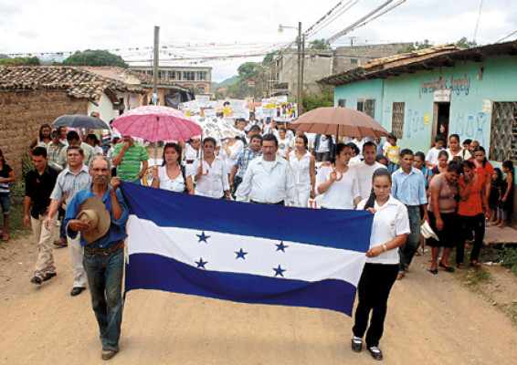 Multitudinaria marcha por la paz en Teupasenti