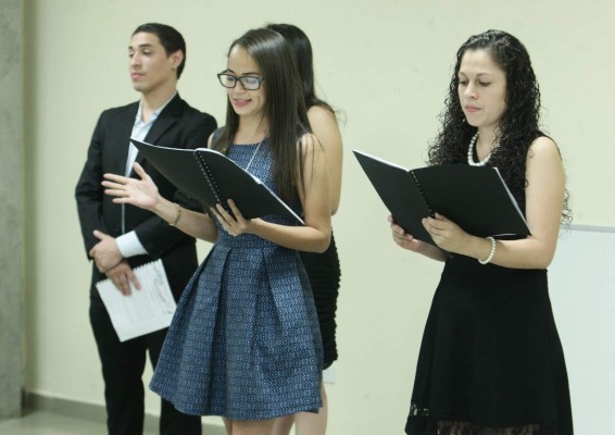 Presentación didáctica y de poesía coral en la UPNFM