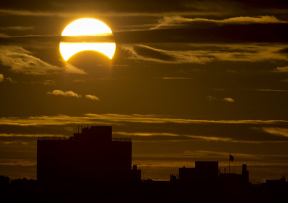 Eclipse solar híbrido maravilla alrededor del mundo