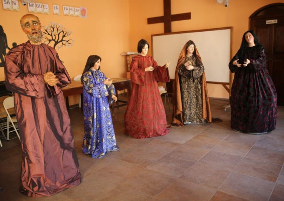 Artesanal ropaje portan imágenes procesionales para Semana Santa
