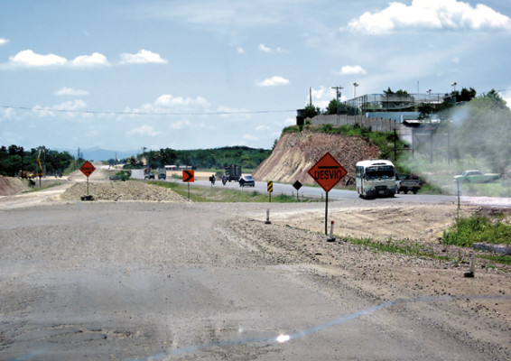 22 casas obstaculizan avance en construcción de carretera