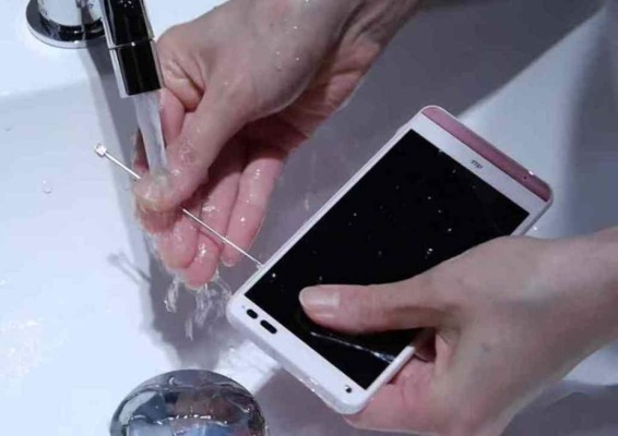 Lanzan en Japón el primer smartphone lavable del mundo