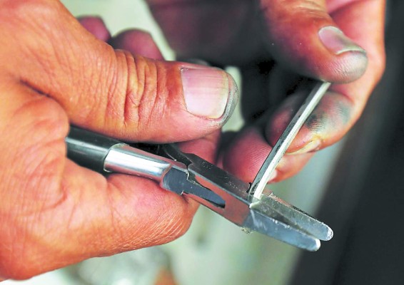 Don Óscar, el artista que hace joyas con radiografías