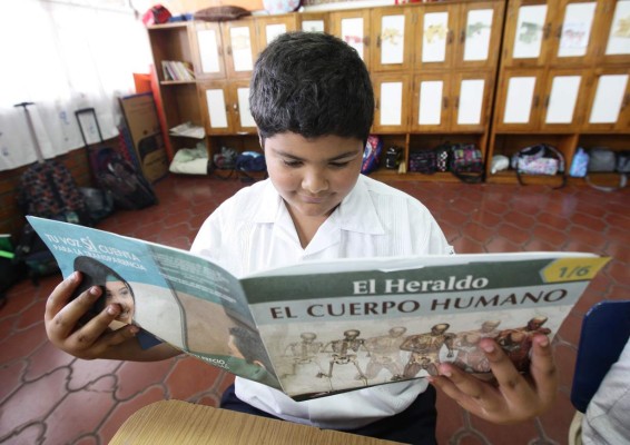 Estudiantes reciben fascículos de EL HERALDO