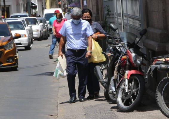 Sobre aceras destrozadas y obstáculos caminan peatones en la capital