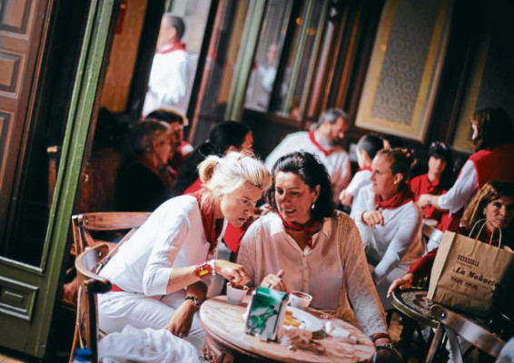 Mozos de rojo y blanco en las calles de Pamplona