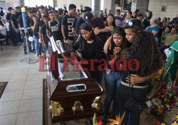 FOTOS: Dramática despedida al profesor Mario Morazán, asesinado en el Instituto Técnico Honduras