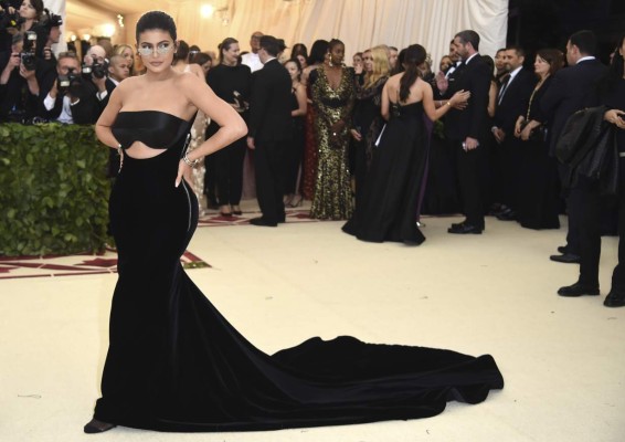 Kylie Jenner muestra su figura en entallado vestido en la Met Gala 2018