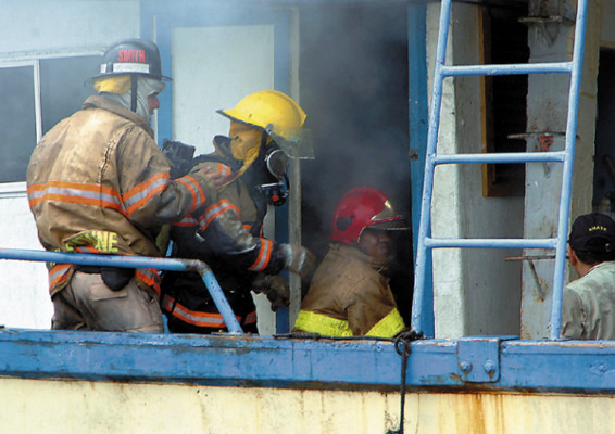 Incendio consume barco en muelle de La Ceiba