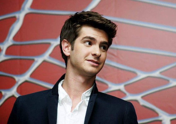 Video: El actor Andrew Garfield sorprende al convertirse en una drag queen