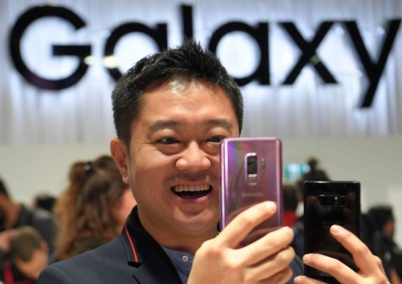 Un hombre verifica un nuevo teléfono móvil Samsung Galaxy S9 durante el evento Samsung Galaxy S9 Unpacked el 25 de febrero de 2018 en Barcelona, en vísperas de la inauguración del Mobile World Congress (MWC). El Mobile World Congress, la feria móvil más grande del mundo, se celebra en Barcelona del 26 de febrero al 1 de marzo. / AFP / LLUIS GENE