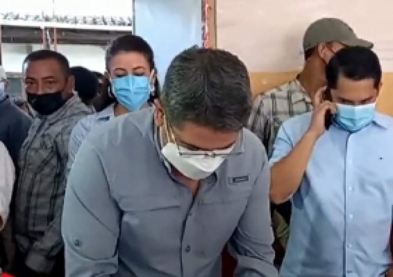 Rodeado de simpatizantes y en total secretividad: Así votó el presidente Hernández en las primarias