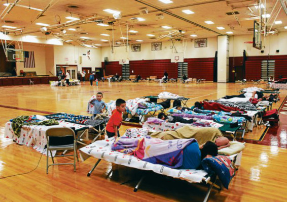 Estadounidenses resisten con valor secuelas de Sandy