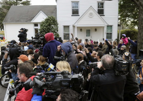 Llevan restos de Whitney Houston a cementerio