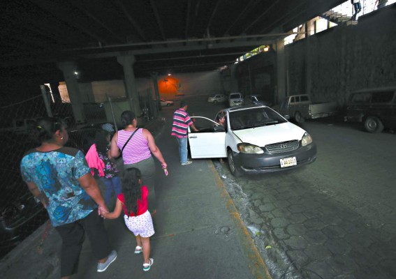 Temerosos por su vida, taxistas trabajan a medio vapor en el DC