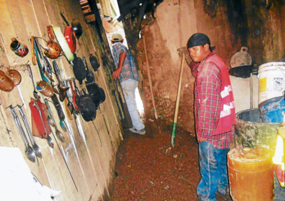 Deslizamiento afecta a cinco familias y están a punto de perder sus viviendas
