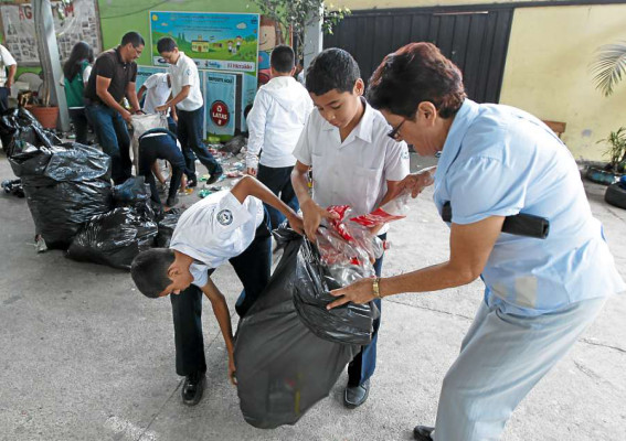 Alumnos reciben primeros frutos de su esfuerzo